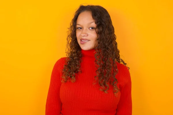 Mujer Vistiendo Suéter Rojo Pie Sobre Fondo Amarillo Ser Nervioso —  Fotos de Stock