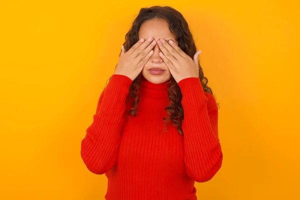 Vrouw Draagt Rode Trui Staan Tegen Gele Achtergrond Bedekken Ogen — Stockfoto