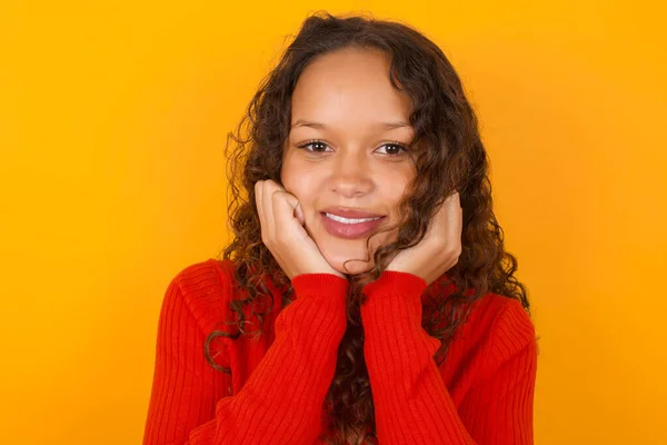 Mujer Ensueño Con Suéter Rojo Pie Sobre Fondo Amarillo Mantiene —  Fotos de Stock