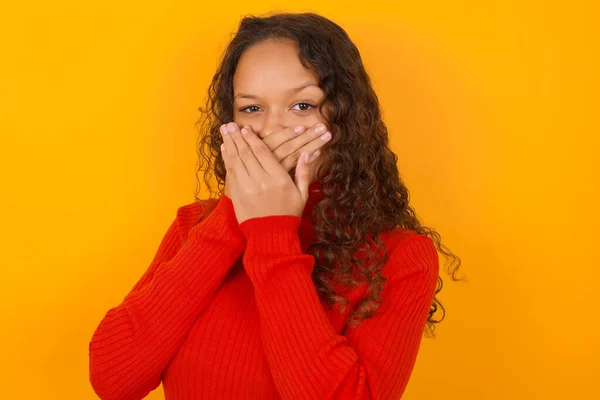 Donna Sconvolta Indossa Maglione Rosso Piedi Contro Sfondo Giallo Che — Foto Stock