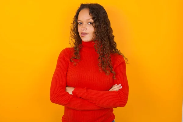 Mulher Vestindo Camisola Vermelha Contra Fundo Amarelo Mordendo Boca Olhando — Fotografia de Stock