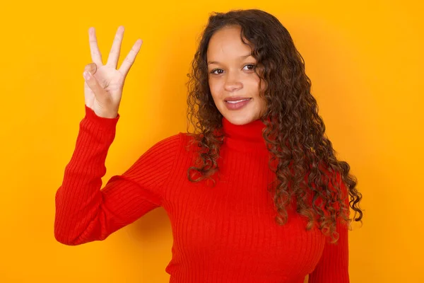 Mulher Vestindo Camisola Vermelha Contra Fundo Amarelo Mostrando Apontando Para — Fotografia de Stock