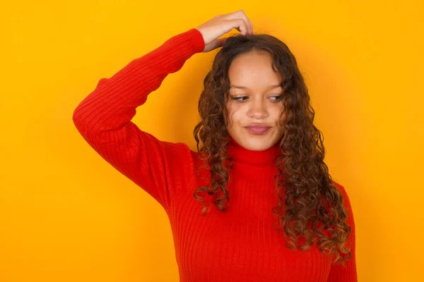 Mulher Vestindo Camisola Vermelha Contra Fundo Amarelo Dizendo Oops Que — Fotografia de Stock