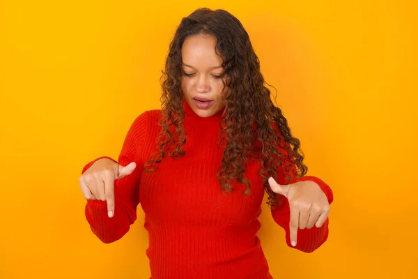 Mujer Asombrada Vistiendo Suéter Rojo Pie Sobre Fondo Amarillo Apunta — Foto de Stock