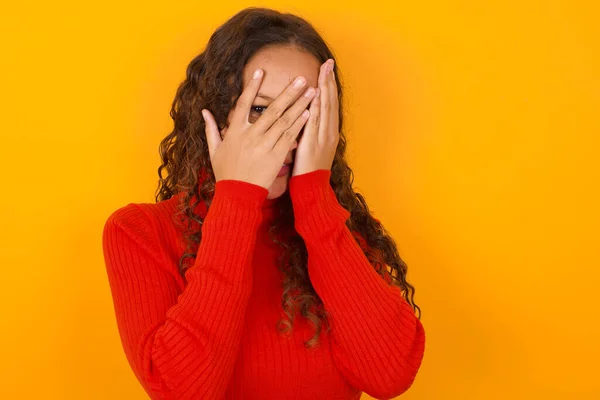 Vrouw Draagt Rode Trui Staande Tegen Gele Achtergrond Bedekken Gezicht — Stockfoto