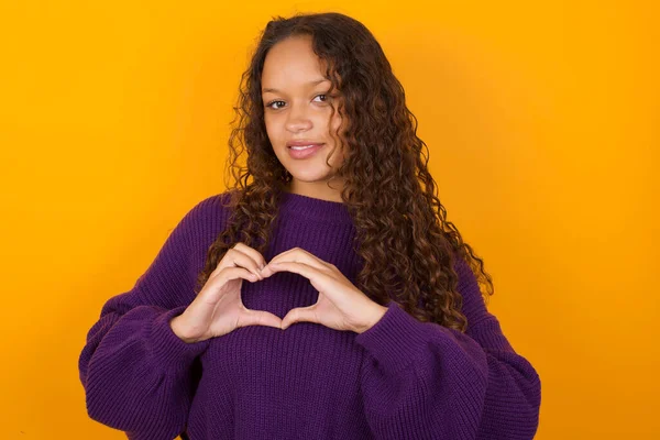 Mulher Vestindo Camisola Roxa Contra Fundo Amarelo Sorrindo Amor Mostrando — Fotografia de Stock