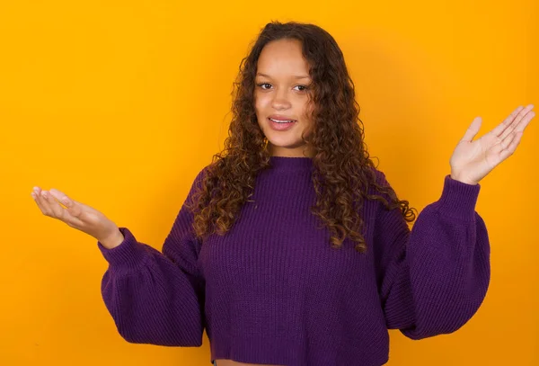 Mulher Alegre Vestindo Camisola Roxa Contra Fundo Amarelo Fazendo Gesto — Fotografia de Stock