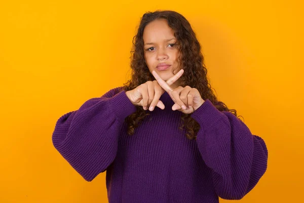 Mulher Vestindo Camisola Roxa Contra Fundo Amarelo Tem Rejeição Expressão — Fotografia de Stock