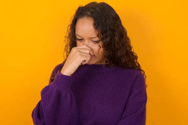 Donna Che Indossa Maglione Viola Piedi Contro Sfondo Giallo Tenendo — Foto Stock