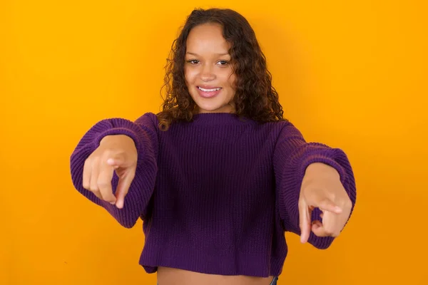 Close Retrato Mulher Surpreso Vestindo Camisola Roxa Contra Fundo Amarelo — Fotografia de Stock