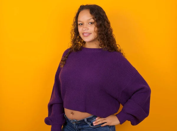 Estúdio Tiro Mulher Alegre Vestindo Camisola Roxa Contra Fundo Amarelo — Fotografia de Stock