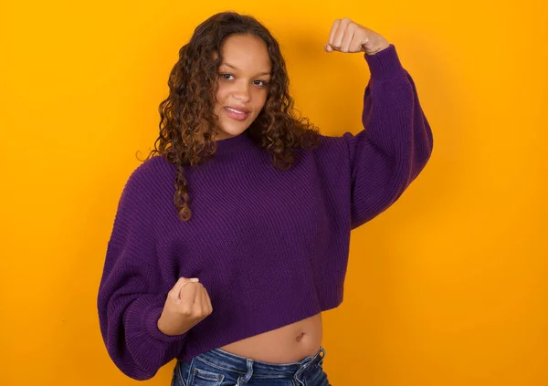 Mujer Atractiva Vistiendo Suéter Púrpura Pie Sobre Fondo Amarillo Celebrando — Foto de Stock