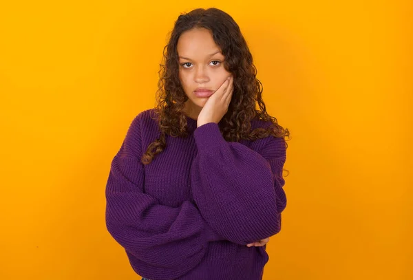 Mujer Muy Aburrida Vistiendo Suéter Púrpura Pie Sobre Fondo Amarillo —  Fotos de Stock