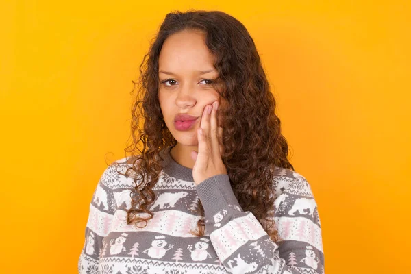 Concepto Dolor Dientes Indoor Shot Young Woman Wearing Christmas Sweater — Foto de Stock