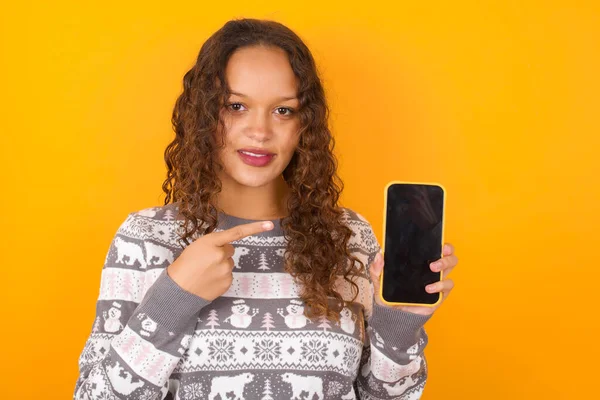 Mujer Sonriente Con Suéter Navidad Agaísta Fondo Estudio Amarillo Mostrando — Foto de Stock