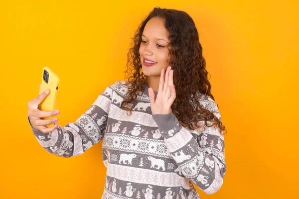 Retrato Mujer Feliz Amigable Con Suéter Navidad Agaísta Amarillo Estudio — Foto de Stock