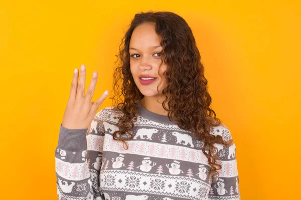 Mujer Con Suéter Navidad Agaísta Fondo Estudio Amarillo Sonriendo Buscando —  Fotos de Stock