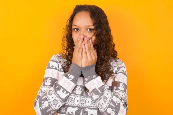 Mujer Con Suéter Navidad Agaísta Fondo Estudio Amarillo Mantiene Las — Foto de Stock