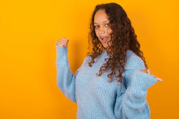 Hooray Cool Curly Woman Wearing Blue Sweater Yellow Studio Background — Fotografia de Stock