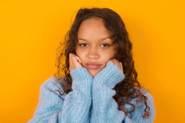 Portrait Triste Femme Bouclée Portant Pull Bleu Sur Fond Jaune — Photo