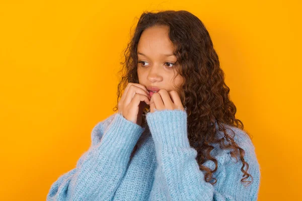 Terrifié Femme Bouclée Portant Pull Bleu Sur Fond Jaune Studio — Photo