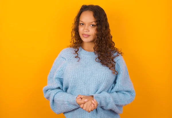 Foto Mulher Encaracolado Confiante Alegre Vestindo Camisola Azul Sobre Braços — Fotografia de Stock