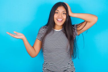 Şaşırdım. Genç İspanyol kızın mavi arka planda çizgili tişört giymesine şaşırdım. Teklif verirken el ele tutuşuyorlar.