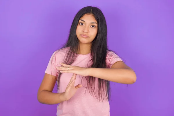 Chica Morena Hispana Vistiendo Camiseta Rosa Sobre Fondo Púrpura Siendo — Foto de Stock