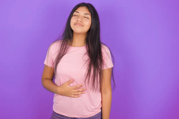 Chica Morena Hispana Vistiendo Camiseta Rosa Sobre Fondo Púrpura Toca —  Fotos de Stock