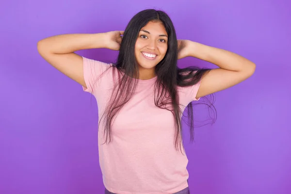 Latino Brunette Meisje Dragen Roze Shirt Paarse Achtergrond Stretching Armen — Stockfoto