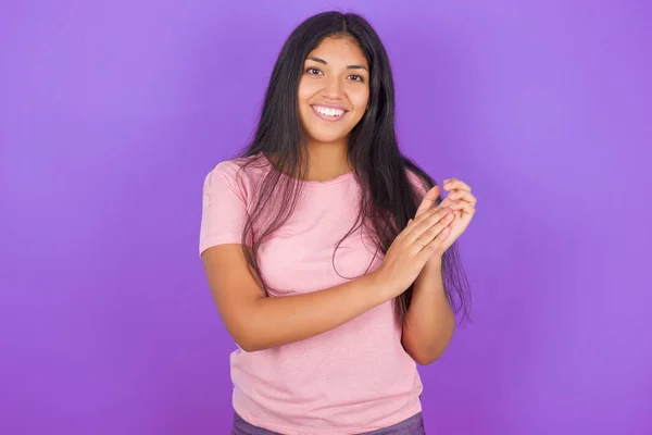 Chica Morena Hispana Vistiendo Camiseta Rosa Sobre Fondo Púrpura Aplaudiendo —  Fotos de Stock