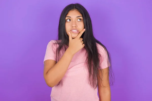 Hispanic Brunette Girl Wearing Pink Shirt Purple Background Thinking Worried — Stock Photo, Image