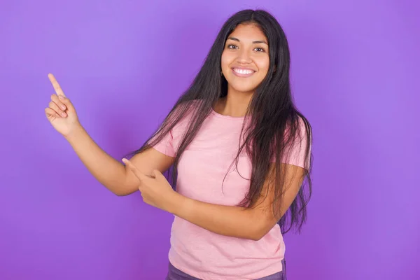Hispanic Brunette Girl Wearing Pink Shirt Purple Background Indicating Fingers — Stock Photo, Image