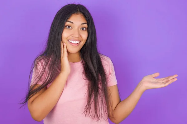 Crazy Hispanic Brunette Girl Wearing Pink Shirt Purple Background Advising — Stock Photo, Image