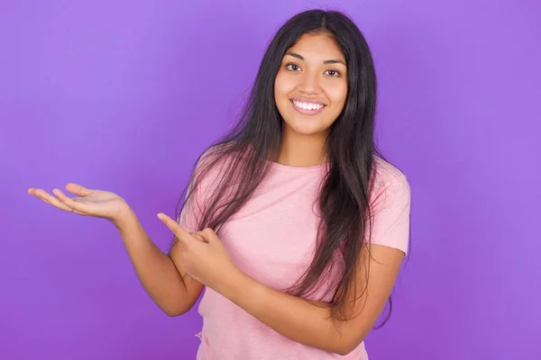 Hispanic Brunette Girl Wearing Pink Shirt Purple Background Pointing Holding — Stock Photo, Image