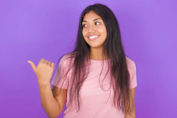 Charmant Latino Brunette Meisje Dragen Roze Shirt Paarse Achtergrond Zoek — Stockfoto