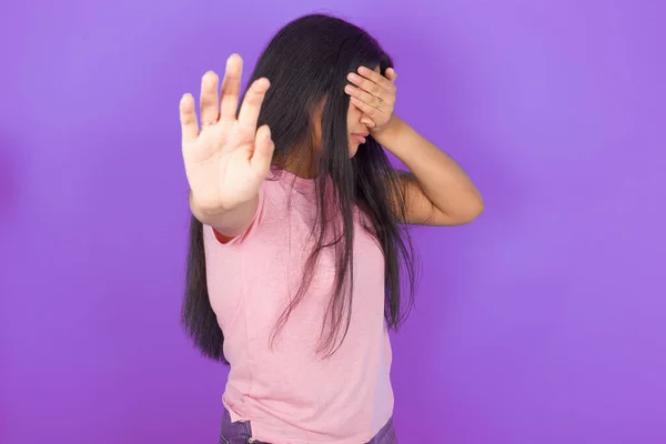 Spanisch Brünettes Mädchen Trägt Rosa Shirt Über Lila Hintergrund Bedeckt — Stockfoto