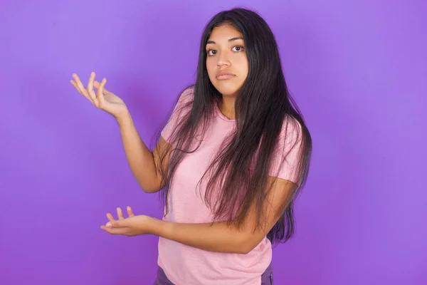 Hispanic Brunette Girl Wearing Pink Shirt Purple Background Pointing Aside — Stock Photo, Image