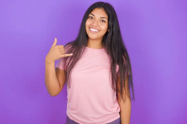 Hispanic Brunette Girl Wearing Pink Shirt Purple Background Smiling Doing — Stock Photo, Image