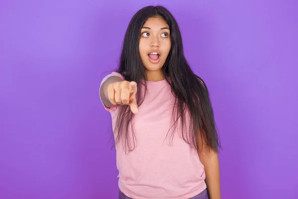 Hispanic Brunette Girl Wearing Pink Shirt Purple Background Pointing Finger — Stock Photo, Image