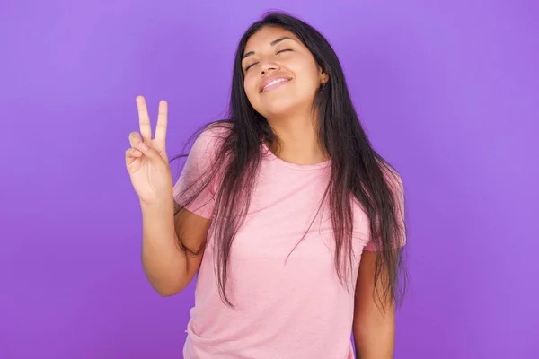 Latino Brunette Meisje Draagt Roze Shirt Paarse Achtergrond Glimlachend Met — Stockfoto
