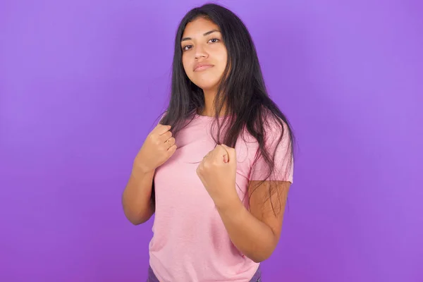Латиноамериканская Брюнетка Розовой Футболке Фиолетовом Фоне Готовая Драться Жестом Кулачной — стоковое фото