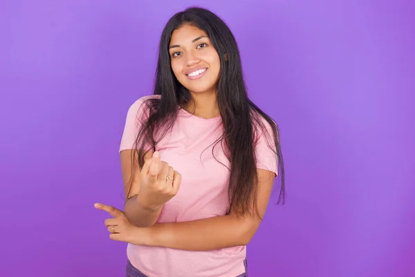 Chica Morena Hispana Vistiendo Camiseta Rosa Sobre Fondo Púrpura Haciendo — Foto de Stock
