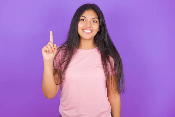 Chica Morena Hispana Vistiendo Camiseta Rosa Sobre Fondo Púrpura Mostrando — Foto de Stock