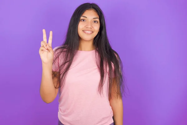 Chica Morena Hispana Vistiendo Camiseta Rosa Sobre Fondo Púrpura Mostrando —  Fotos de Stock