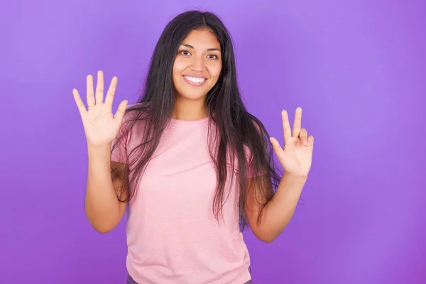 Hispanic Brunette Girl Wearing Pink Shirt Purple Background Showing Pointing — Stock Photo, Image