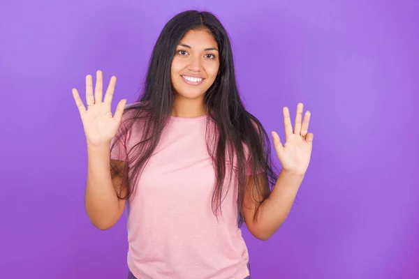 Spanisch Brünettes Mädchen Trägt Rosa Shirt Über Lila Hintergrund Zeigt — Stockfoto