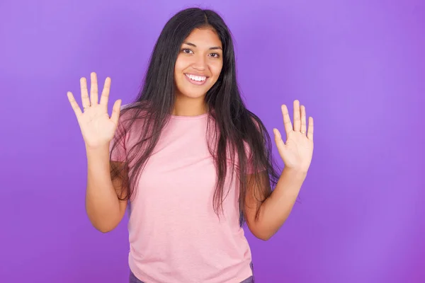 Chica Morena Hispana Vistiendo Camiseta Rosa Sobre Fondo Púrpura Mostrando —  Fotos de Stock