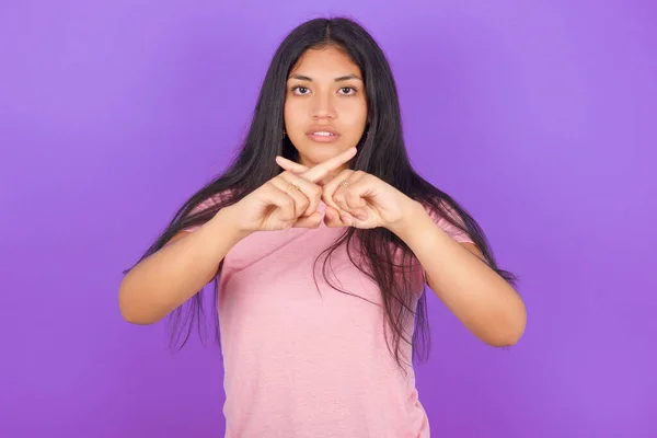 Hispana Morena Chica Usando Rosa Camiseta Sobre Púrpura Fondo Tiene — Foto de Stock