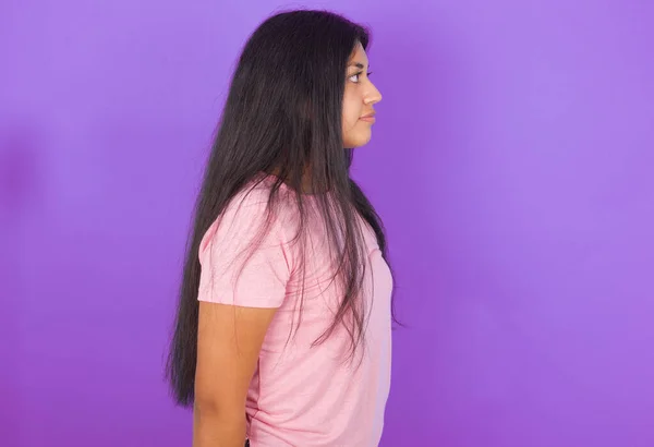 Retrato Perfil Chica Morena Hispana Con Camiseta Rosa Sobre Fondo —  Fotos de Stock